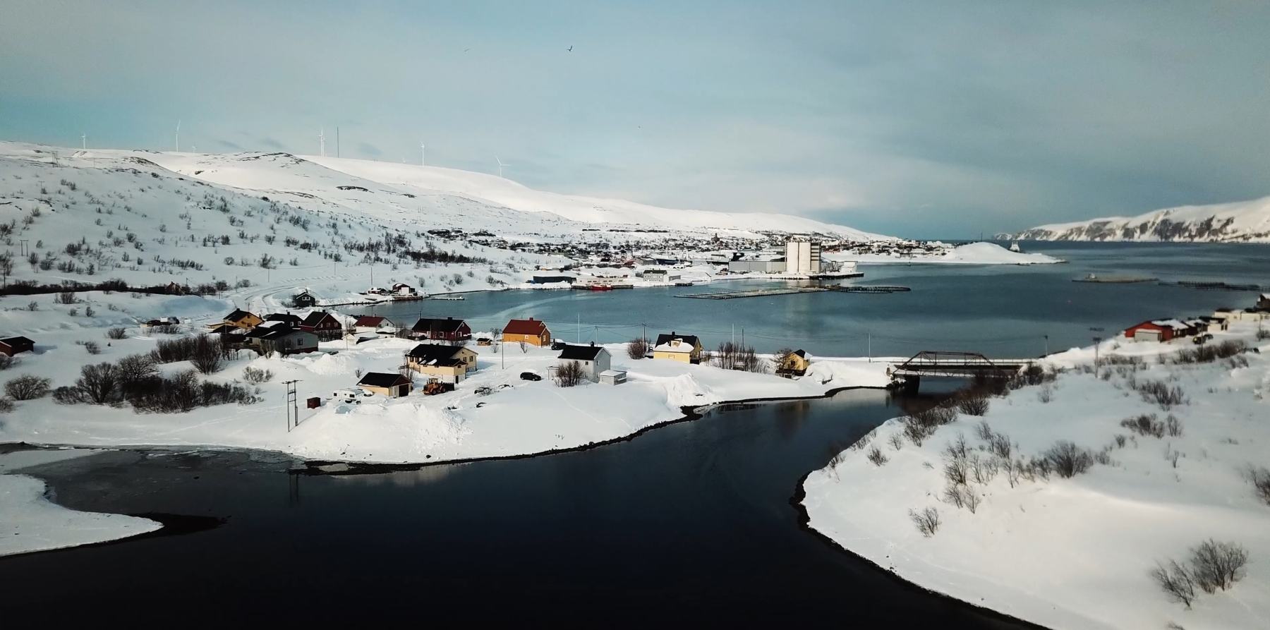 Båtsfjord by og havn om vinteren.