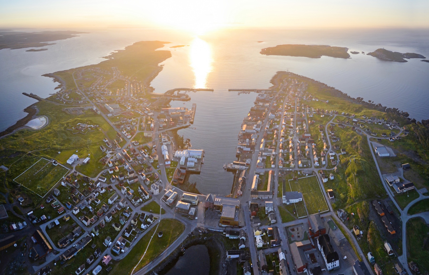 Flyfoto av Vardø i kveldssol.