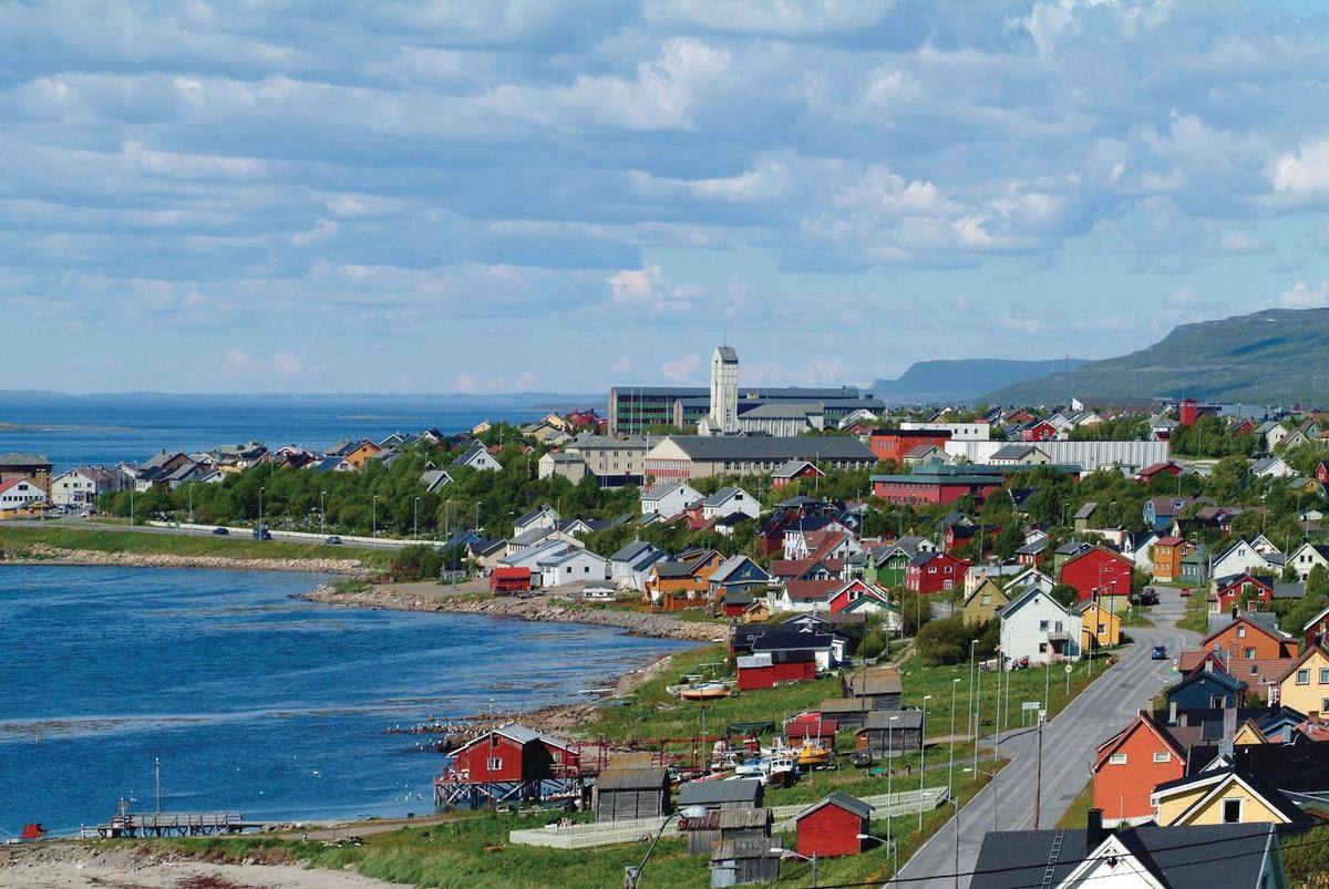 Fargerike hus ved sjøen i Vadsø.